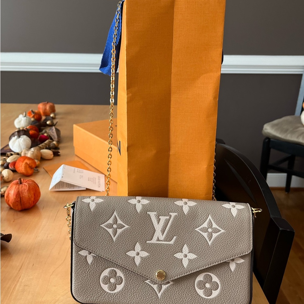 LOUIS VUITTON Pochette Félicie-Dove/Cream! Pristine Condition! Price is Firm! - Picture 5 of 15